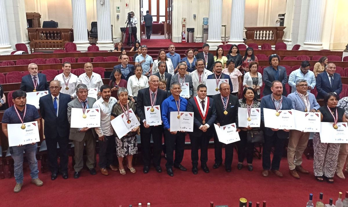 Piscos galardonados en Extreme Spirits 2023 reciben reconocimiento del Congreso de la República